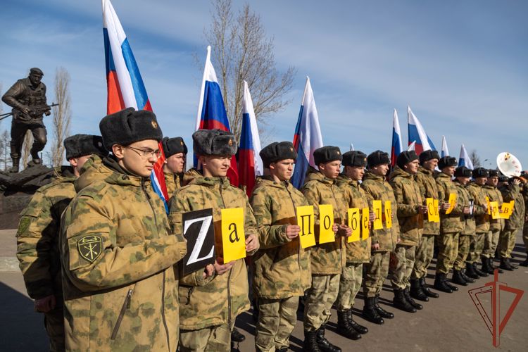 В рамках акции «Своих не бросаем» росгвардейцы провели в Нижнем Новгороде флэшмоб 