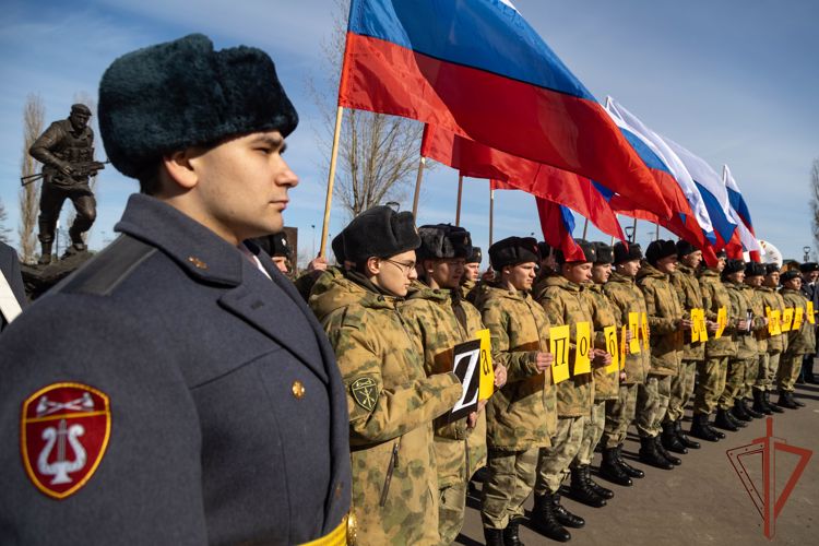 В рамках акции «Своих не бросаем» росгвардейцы провели в Нижнем Новгороде флэшмоб 