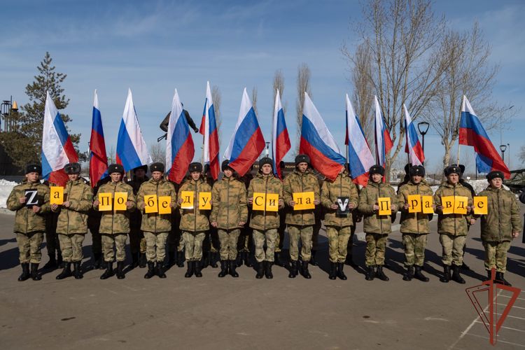 В рамках акции «Своих не бросаем» росгвардейцы провели в Нижнем Новгороде флэшмоб