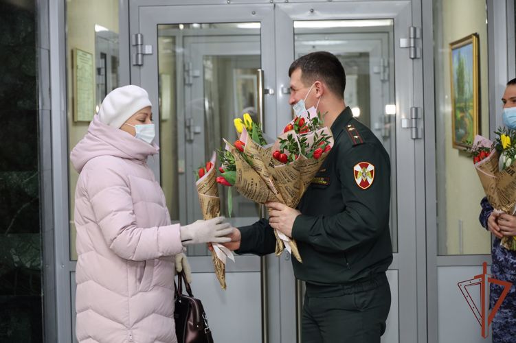 Росгвардейцы Приволжского округа поздравили женщин с наступающим праздником - 8 марта