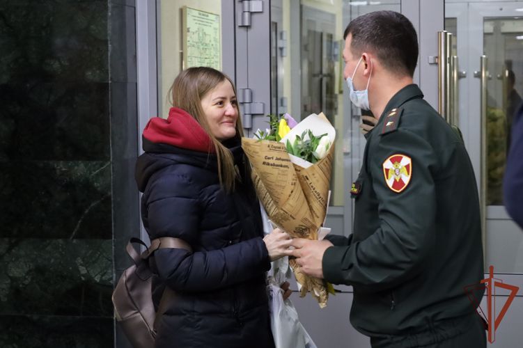 Росгвардейцы Приволжского округа поздравили женщин с наступающим праздником - 8 марта