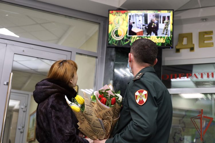 Росгвардейцы Приволжского округа поздравили женщин с наступающим праздником - 8 марта