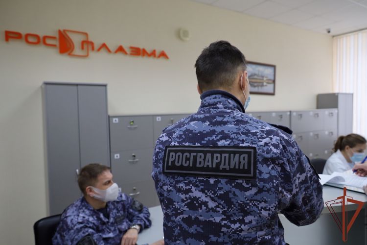 В преддверии профессионального праздника росгвардейцы приняли участие в донорской акции  (видео)