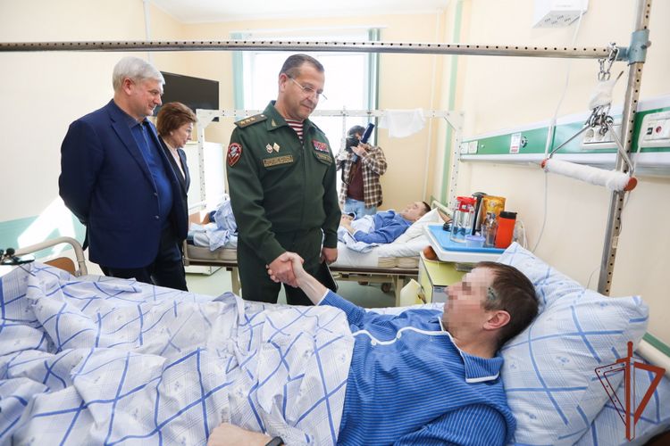 Командующий Центральным округом и губернатор Воронежской области навестили находящихся на излечении росгвардейцев
