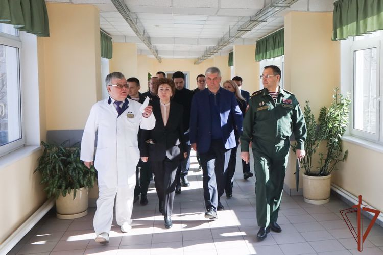 Командующий Центральным округом и губернатор Воронежской области навестили находящихся на излечении росгвардейцев