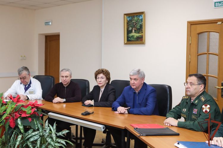 Командующий Центральным округом и губернатор Воронежской области навестили находящихся на излечении росгвардейцев
