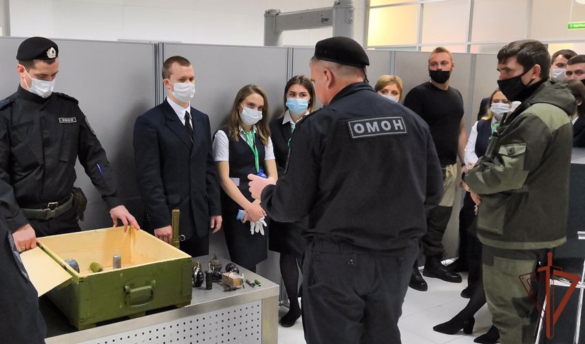 Сотрудники Росгвардии поделились опытом обеспечения безопасности с персоналом тюменского аэропорта 