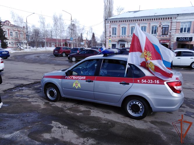 В Саратовской области сотрудники Росгвардии поддержали Российскую Армию автопробегом