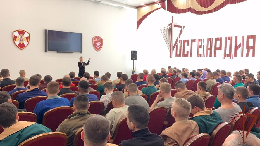Заместитель командующего Уральским округом навестил пациентов, проходящих лечение в 5-м военном клиническом госпитале Росгвардии 