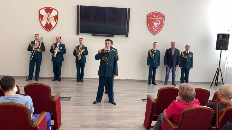 Заместитель командующего Уральским округом навестил пациентов, проходящих лечение в 5-м военном клиническом госпитале Росгвардии 
