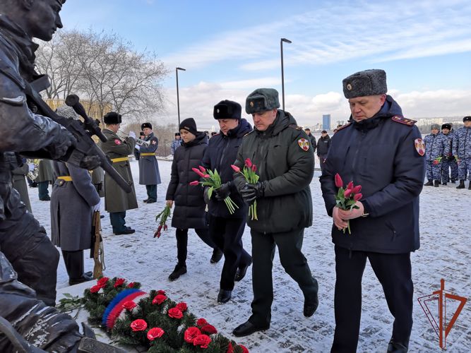 В Сибири прошли церемонии возложения цветов к памятникам героев, погибших при исполнении воинского и служебного долга