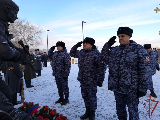 В Сибири прошли церемонии возложения цветов к памятникам героев, погибших при исполнении воинского и служебного долга
