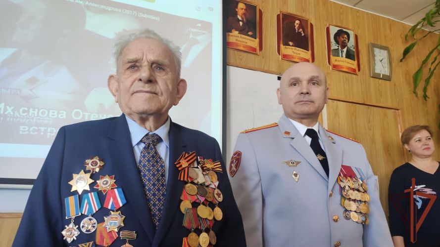 97-летний ветеран Великой Отечественной встретился с  кадетами профильного класса Росгвардии в Севастополе