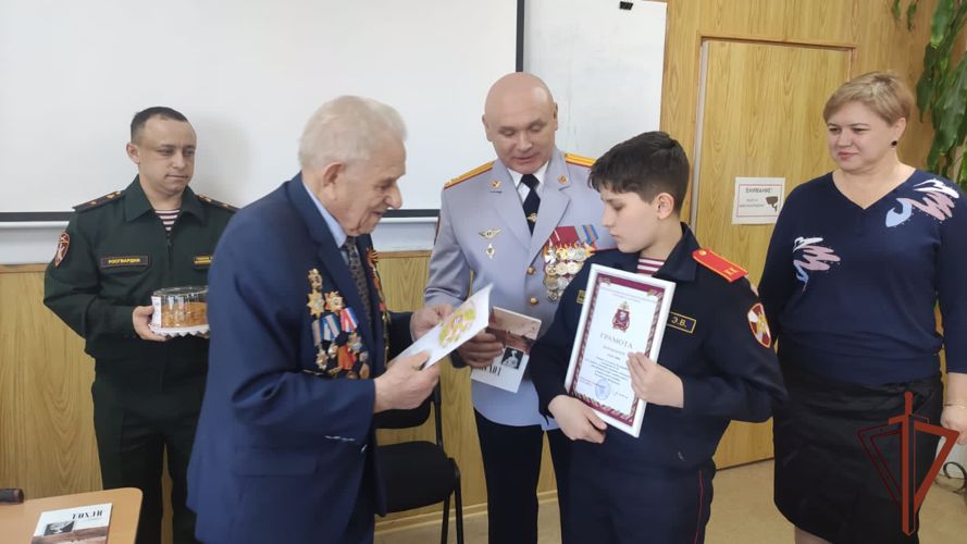 97-летний ветеран Великой Отечественной встретился с  кадетами профильного класса Росгвардии в Севастополе