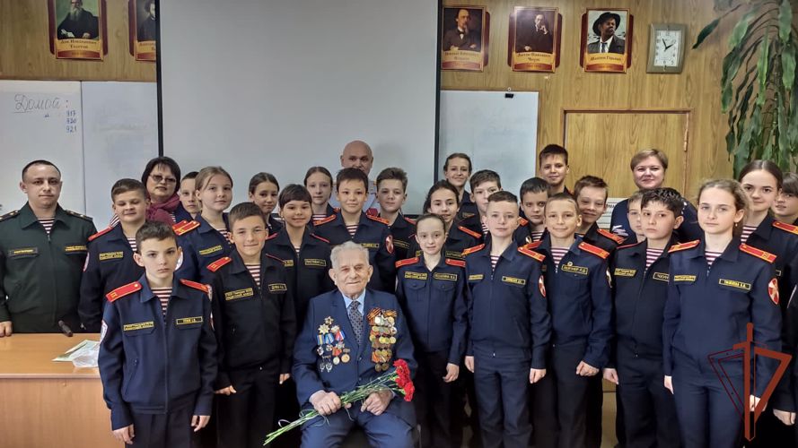 97-летний ветеран Великой Отечественной встретился с  кадетами профильного класса Росгвардии в Севастополе