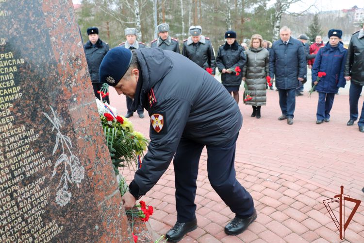 Росгвардейцы почтили память воинов-десантников 6 парашютно-десантной роты Псковской дивизии в Брянске