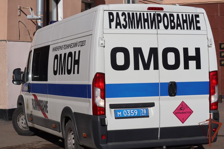 В Санкт-Петербурге взрывотехники ОМОН Росгвардии обследовали неразорвавшийся снаряд времен войны