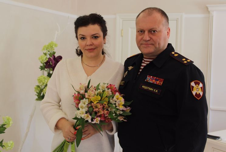 Накануне 8 марта весенние комплименты от Росгвардии подарили женщинам Тюмени