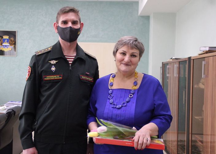 Накануне 8 марта весенние комплименты от Росгвардии подарили женщинам Тюмени