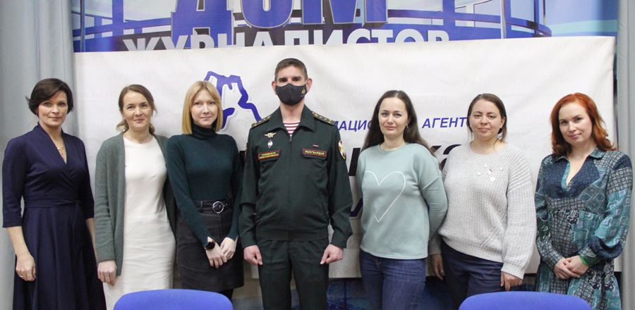 Накануне 8 марта весенние комплименты от Росгвардии подарили женщинам Тюмени
