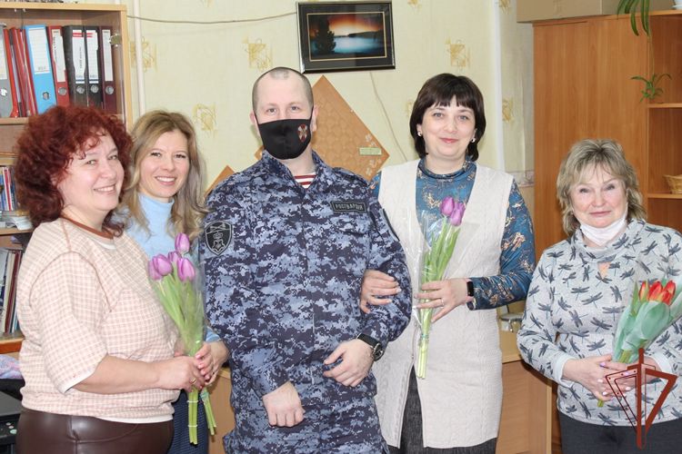 Росгвардейцы Приволжского округа поздравили женщин с наступающим праздником - 8 марта