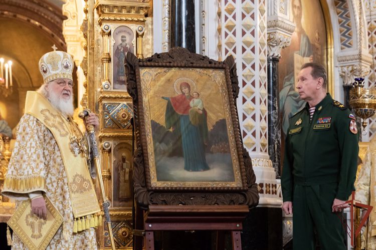 Генерал армии Виктор Золотов принял из рук Святейшего Патриарха Московского и  всея Руси Кирилла  икону  Августовской иконы Божией Матери для главного храма Росгвардии