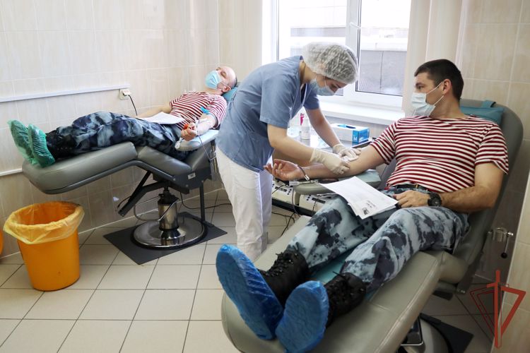 В Санкт-Петербурге сотрудники ОМОН Росгвардии оказали донорскую помощь пациентам двух онкологических центров