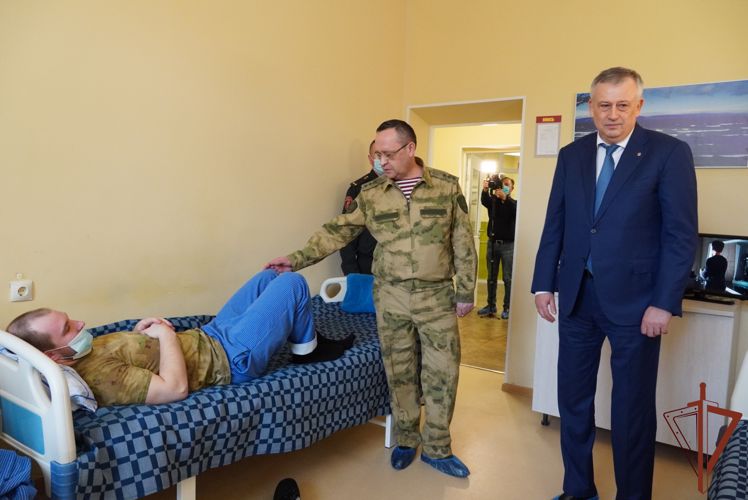 Командующий Северо-Западным округом Росгвардии посетил в госпитале раненых военнослужащих 
