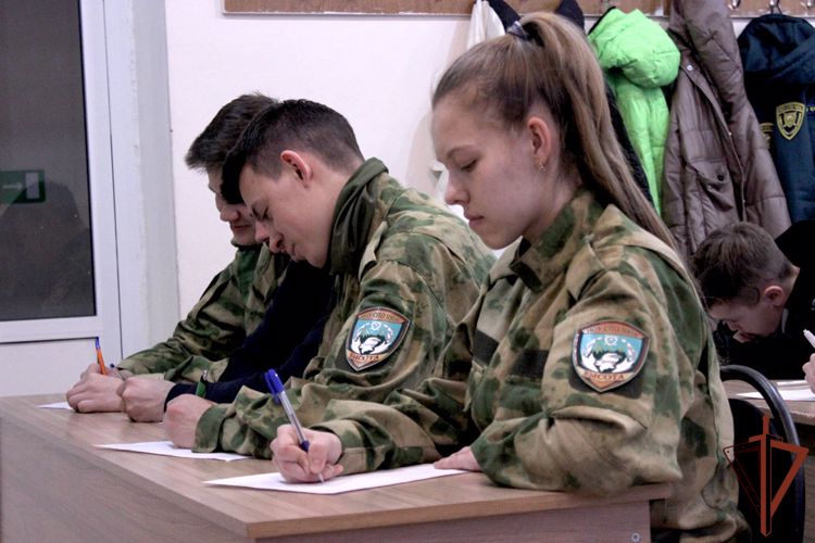 Участники подшефного Росгвардии челябинского молодежного клуба присоединились к акции «Письмо солдату»