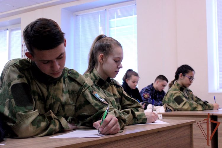 Участники подшефного Росгвардии челябинского молодежного клуба присоединились к акции «Письмо солдату»