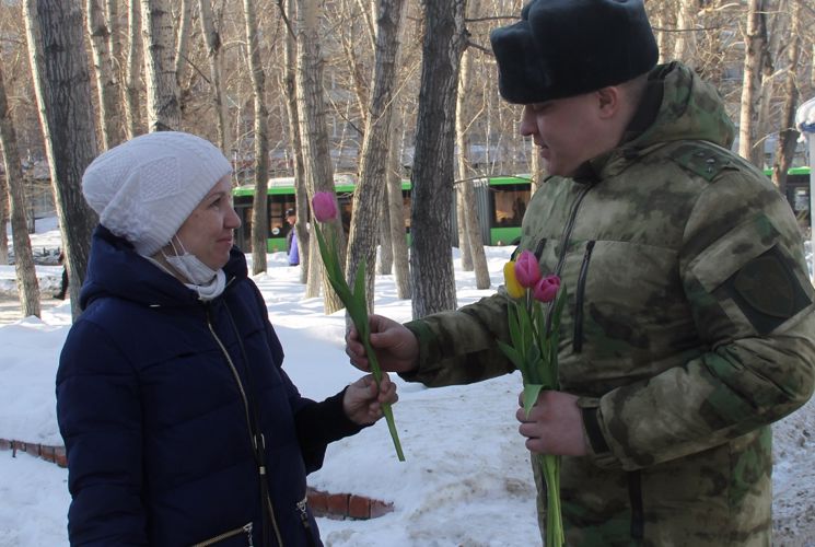 Накануне 8 марта весенние комплименты от Росгвардии подарили женщинам Тюмени