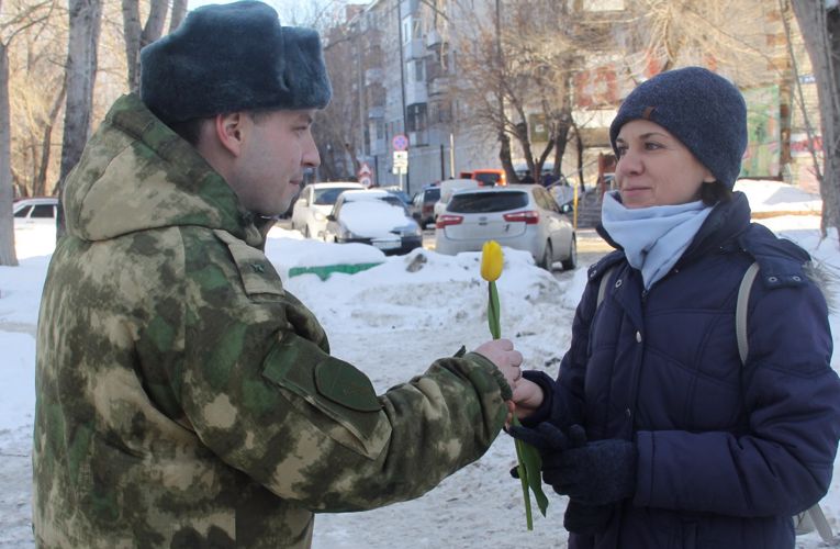 Накануне 8 марта весенние комплименты от Росгвардии подарили женщинам Тюмени