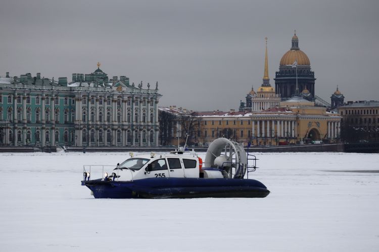 В Санкт-Петербурге сотрудники ОМОН Росгвардии приняли участие в профилактическом рейде