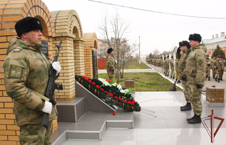ВОЕННОСЛУЖАЩИЕ РОСГВАРДИИ В ЧЕЧЕНСКОЙ РЕСПУБЛИКЕ ПОЧТИЛИ ПАМЯТЬ ПОГИБШИХ СОСЛУЖИВЦЕВ