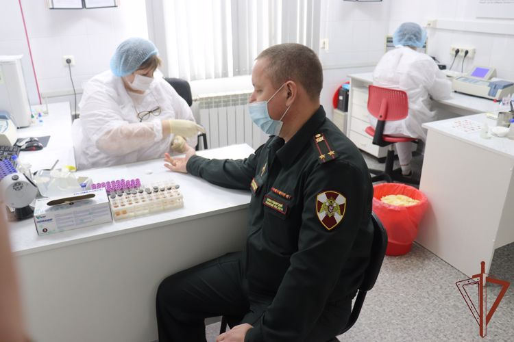 Офицеры Новосибирского военного института Росгвардии приняли участие в донорской акции «От сердца к сердцу»