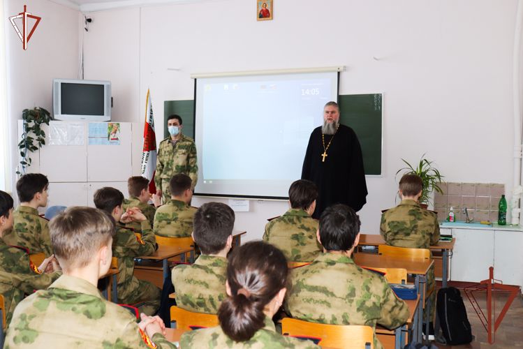 В Йошкар-Оле настоятель храма Серафима Саровского протоиерей Александр Бачурин провёл духовную беседу с кадетами Росгвардии