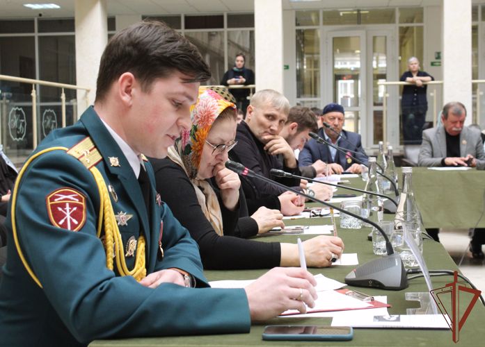   В Грозном офицер Росгвардии стал участником круглого стола, посвященного Дню воссоединения Крыма с Россией