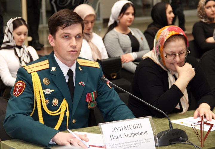   В Грозном офицер Росгвардии стал участником круглого стола, посвященного Дню воссоединения Крыма с Россией
