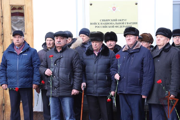 Командующий Сибирским округом Росгвардии возложил цветы к мемориалу павшим защитникам Отечества