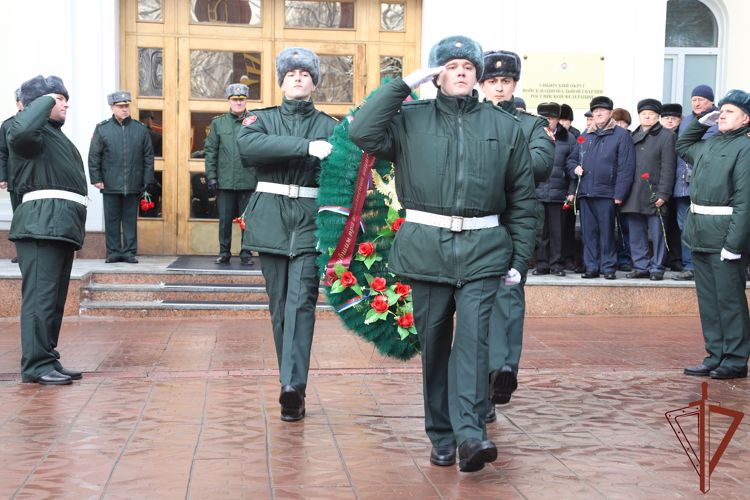 Командующий Сибирским округом Росгвардии возложил цветы к мемориалу павшим защитникам Отечества
