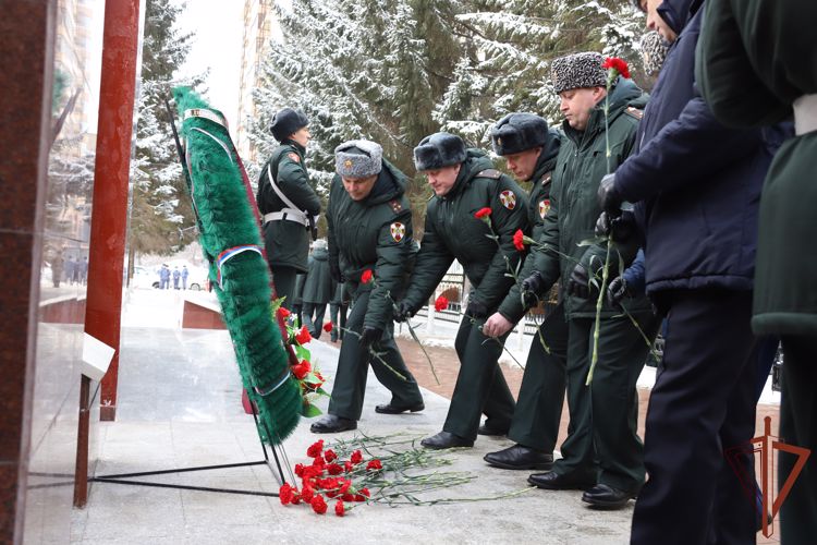 Командующий Сибирским округом Росгвардии возложил цветы к мемориалу павшим защитникам Отечества
