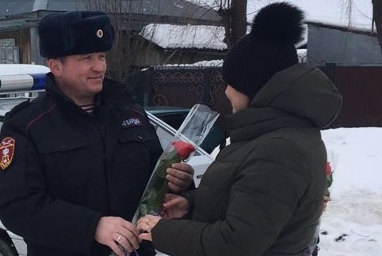 Накануне 8 марта весенние комплименты от Росгвардии подарили женщинам Тюмени