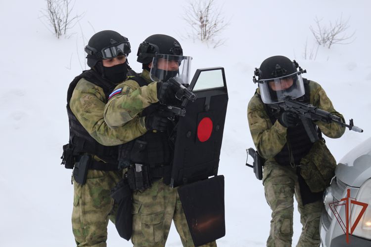 При содействии столичного СОБР Росгвардии задержаны подозреваемые в разбойном нападении