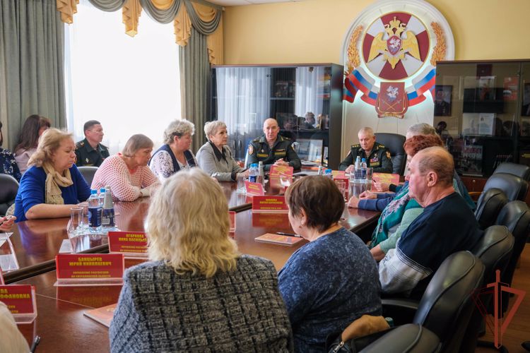 Командующий Уральским округом Росгвардии встретился с членами семей военнослужащих и сотрудников, погибших при выполнении воинского и служебного долга