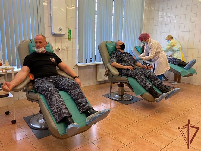 В Санкт-Петербурге сотрудники Росгвардии добровольно сдали кровь для пациентов одной из городских больниц