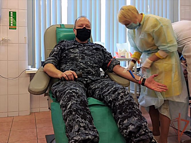 В Санкт-Петербурге сотрудники Росгвардии добровольно сдали кровь для пациентов одной из городских больниц