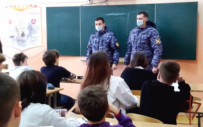 Мероприятия акции «Дни Росгвардии» прошли в школах Крыма