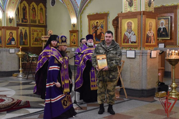 На Камчатке росгвардейцы приняли участие в молебне за здравие защитников Отечества