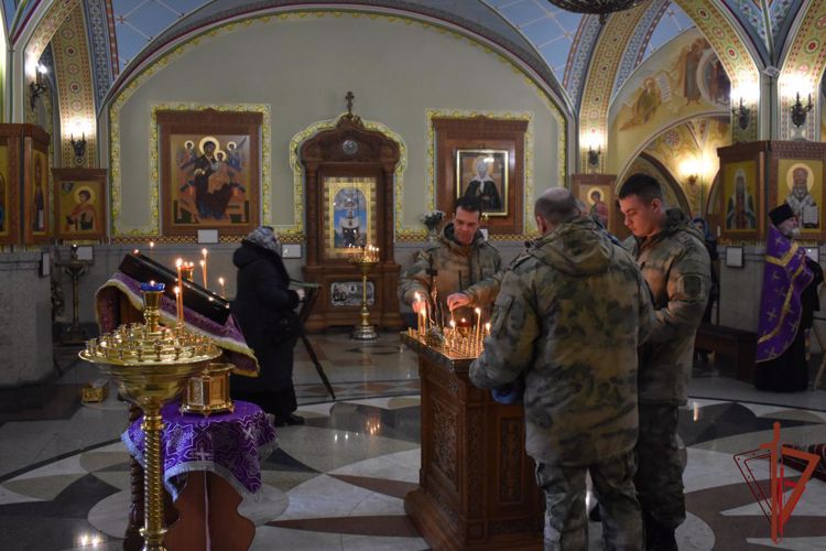 На Камчатке росгвардейцы приняли участие в молебне за здравие защитников Отечества