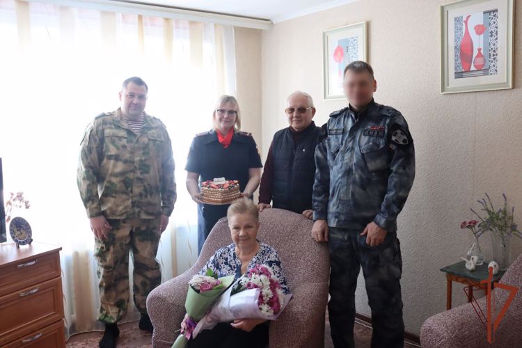 Офицеры Росгвардии поздравили с юбилеем маму погибшего сотрудника камчатского ОМОН